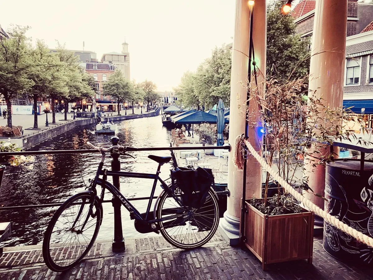 Vélo au bord d’un canal à Leiden au coucher du soleil